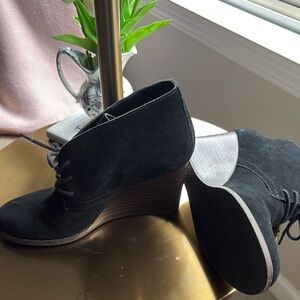 💙EUC Lucky Brand Yamene Black Suede 
Women's Wedge Ankle Boots